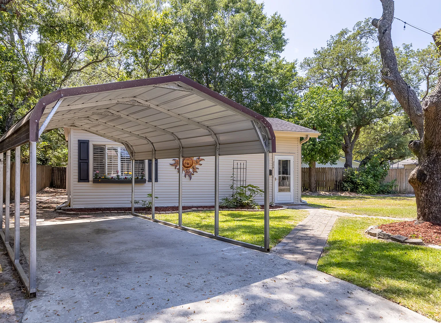 204 Bradley Dr NE — Photo 2