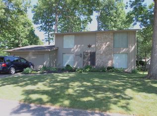 2016 Forest Downs Dr, Fort Wayne, IN 46815