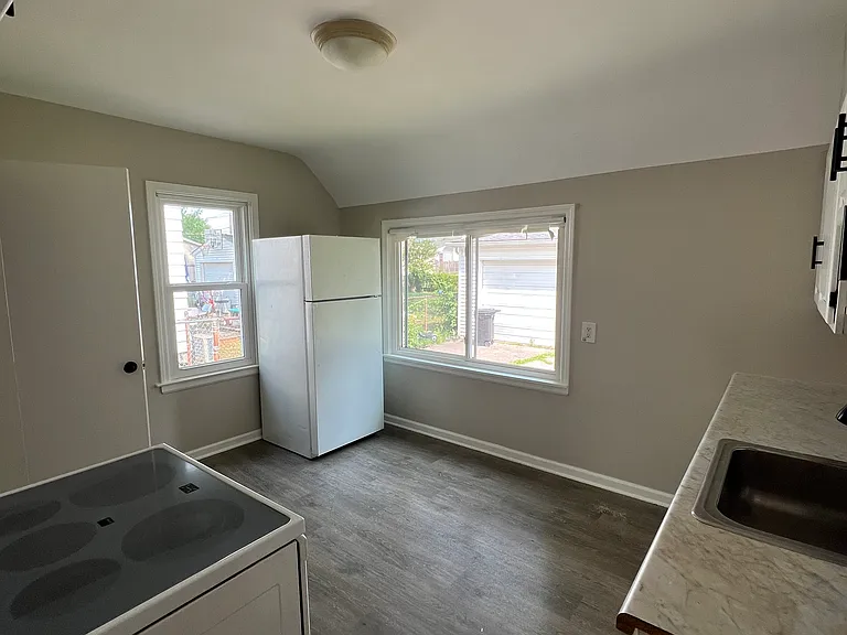 24808 Ross St — Photo 4