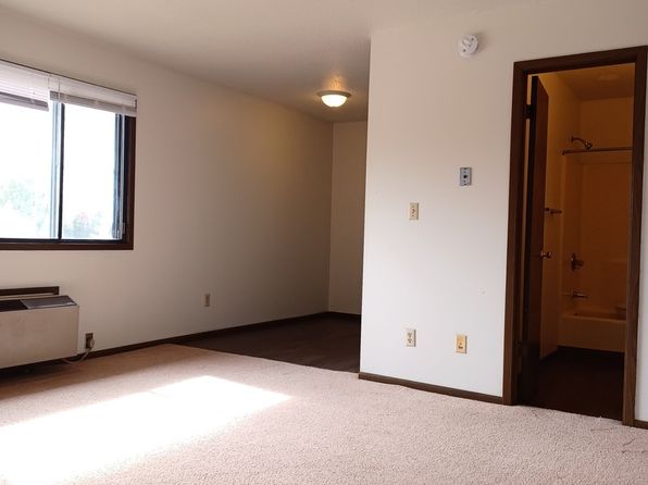 980 Eisenhower Rd APT 17, Hiawatha, IA 52233