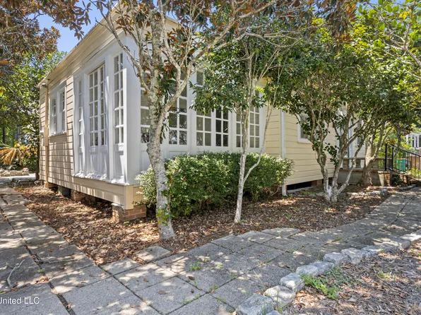 121 Seal Ave, Pass Christian, MS 39571