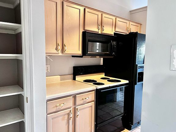 5th image of 401 Country Squire Ln