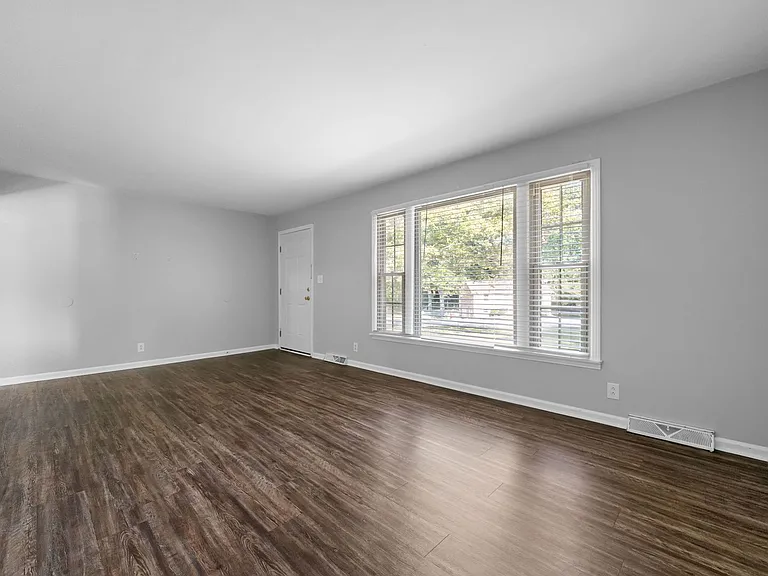 300 Hundred Oaks Dr — Photo 5
