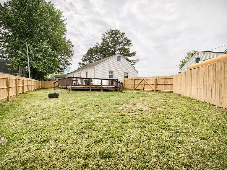 304 Wales Cir — Photo 16