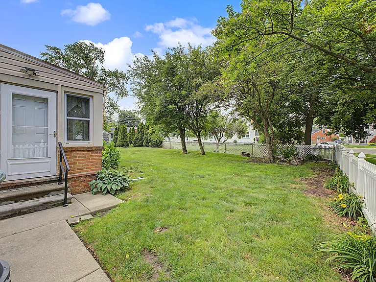 21236 Outer Dr — Photo 38