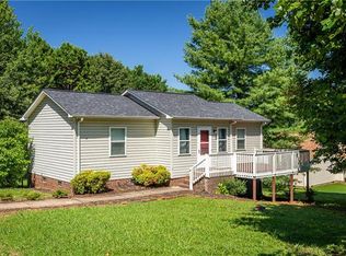 35 Five Oaks Ln, Hickory, NC 28601