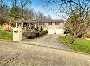 9 Richland Dr, Hurricane, WV 25526