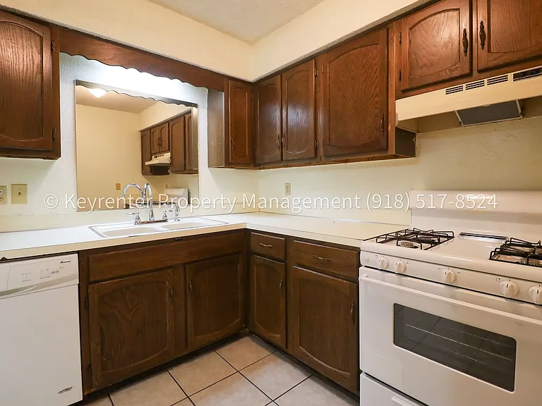 1359 E 60th St Duplex — Photo 16