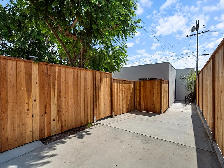 5138 S Hillcrest Dr — Photo 2
