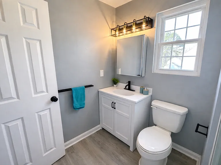 Upper floor - 1st Master bedroom ensuite bathroom with shower
