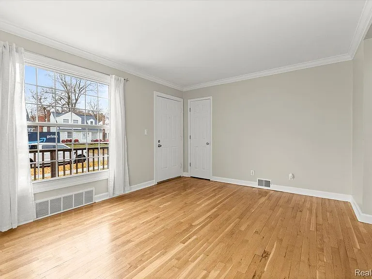 1313 Royal Ave — Photo 2
