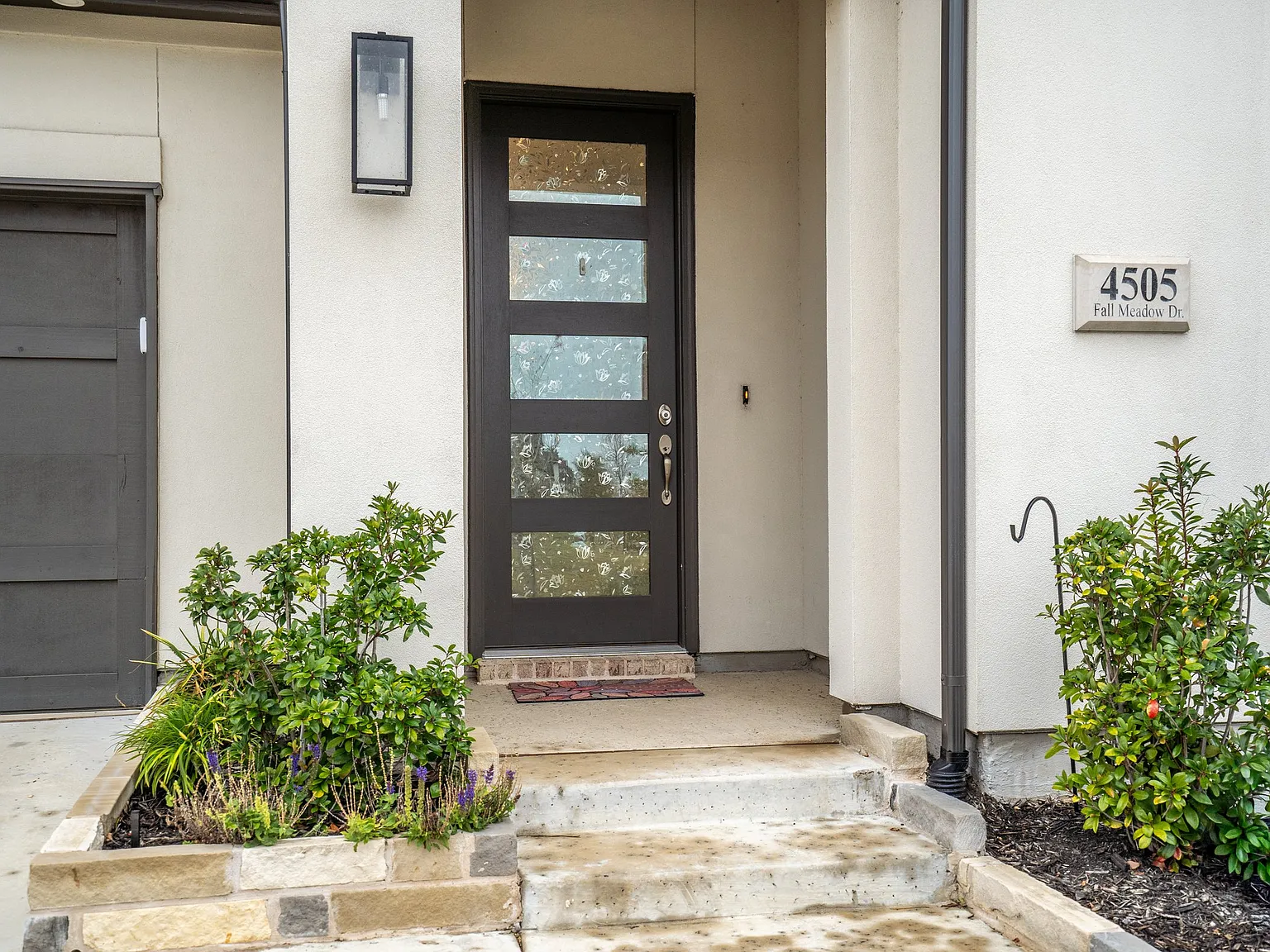 4 bed, 2477 sqft, $4,200 — Photo 2