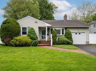 29 Newmarket Rd, Syosset, NY 11791