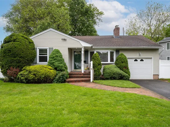 29 Newmarket Road, Syosset, NY 11791
