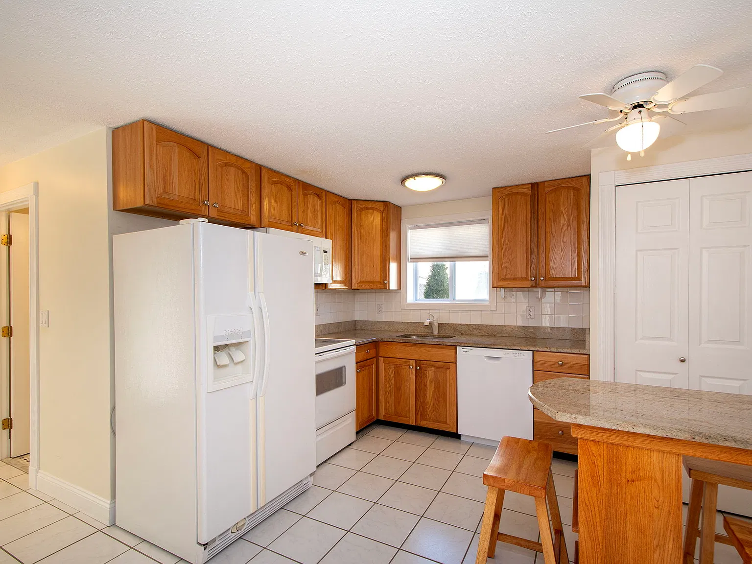 2 bed, 811 sqft, $2,400 — Photo 2