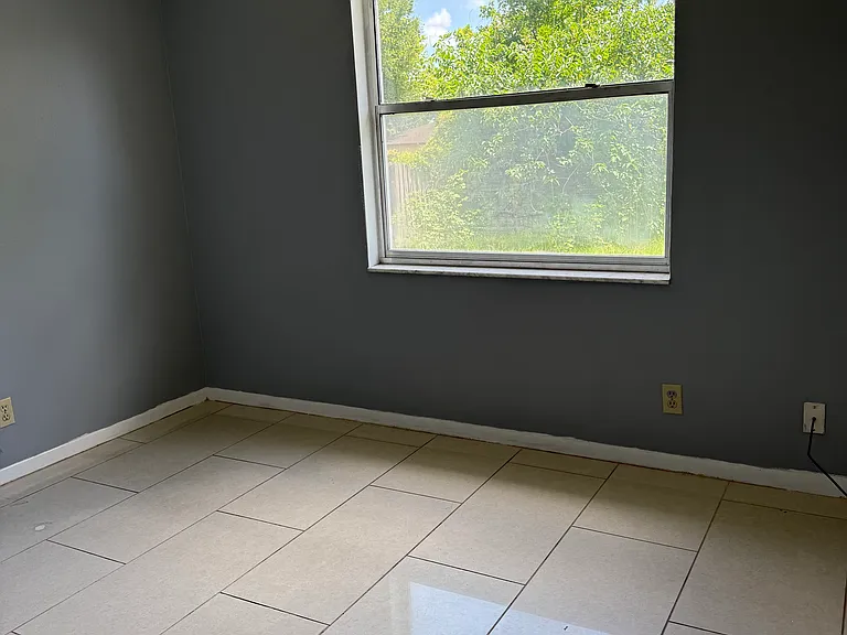 2960 NE 43rd Pl — Photo 10
