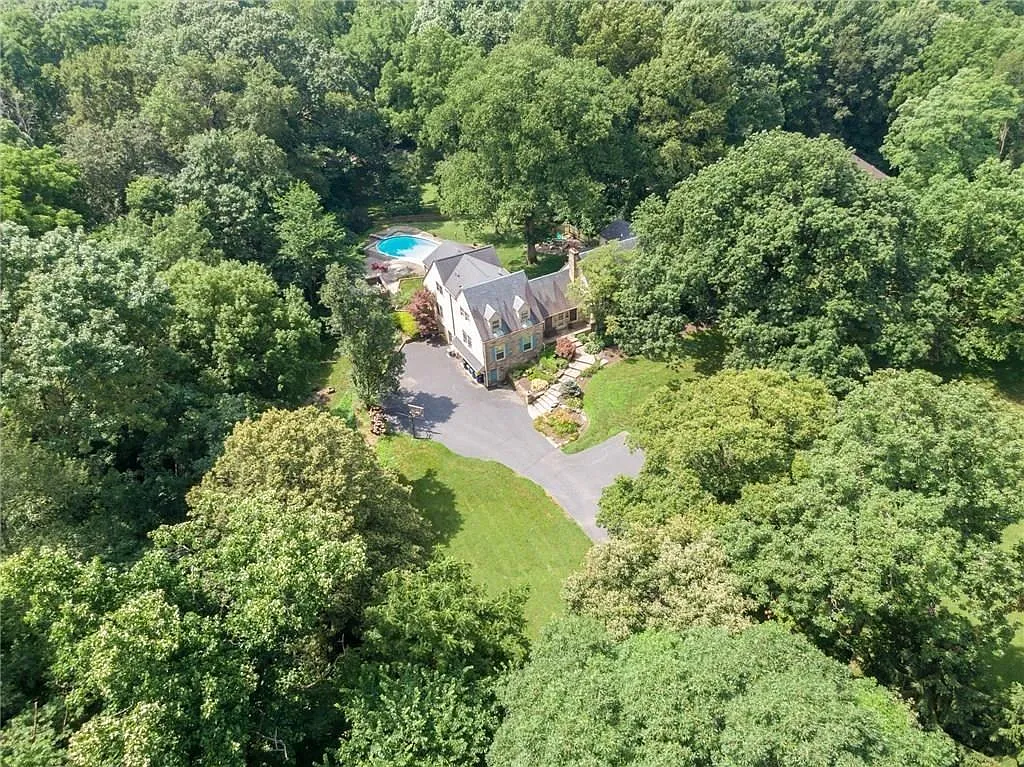 1599 Northwood Dr photo 1