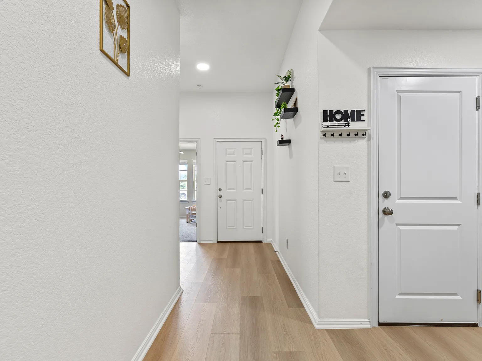 3 bed, 1720 sqft, $2,100 — Photo 2