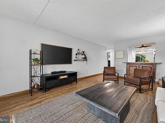 5th image of 246 Summit House