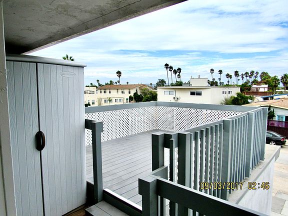 Private view deck 1 block to beach.