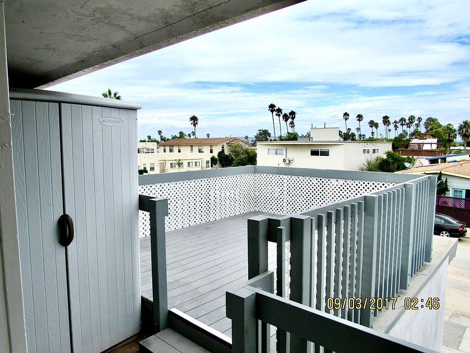 Private view deck 1 block to beach.