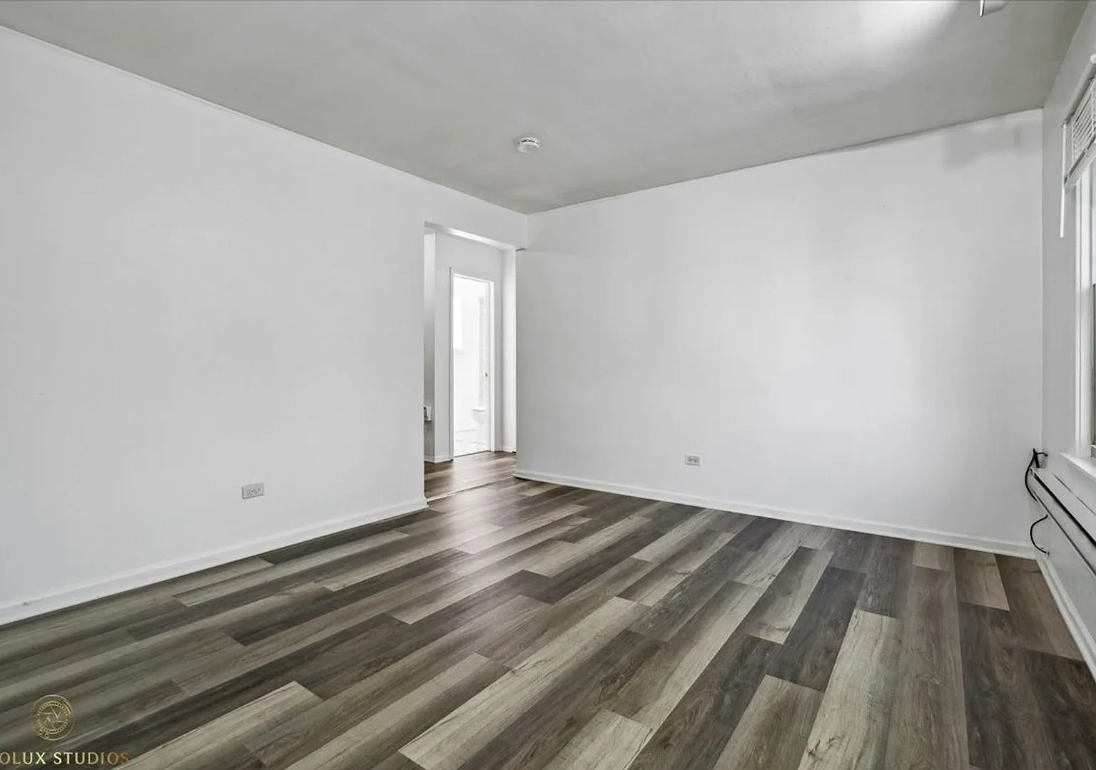 One Bedroom Apartment - Great Location! — Photo 3