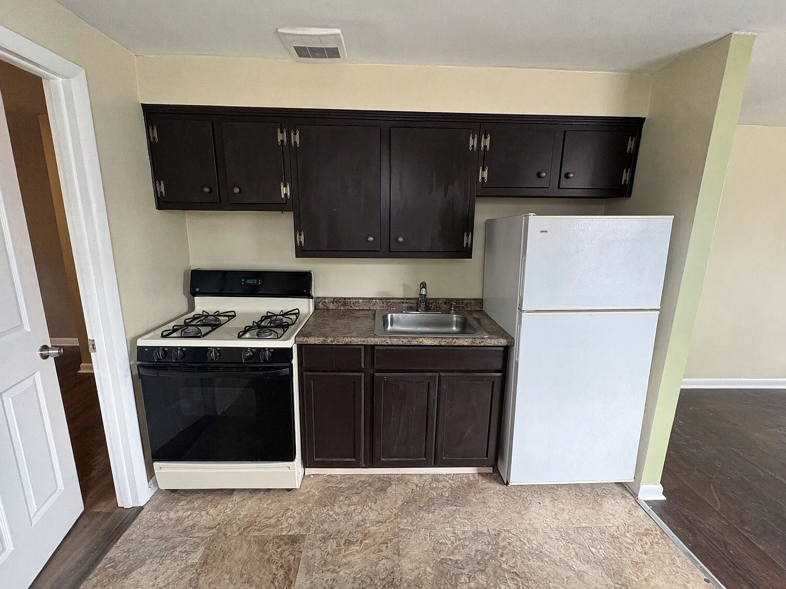 1 bed, 420 sqft, $1,050 — Photo 1