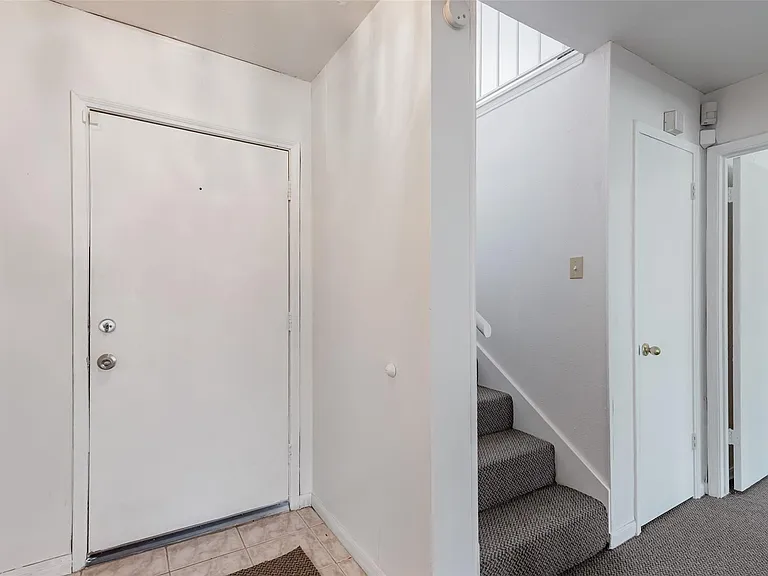 1915 Mustang Springs Dr — Photo 3