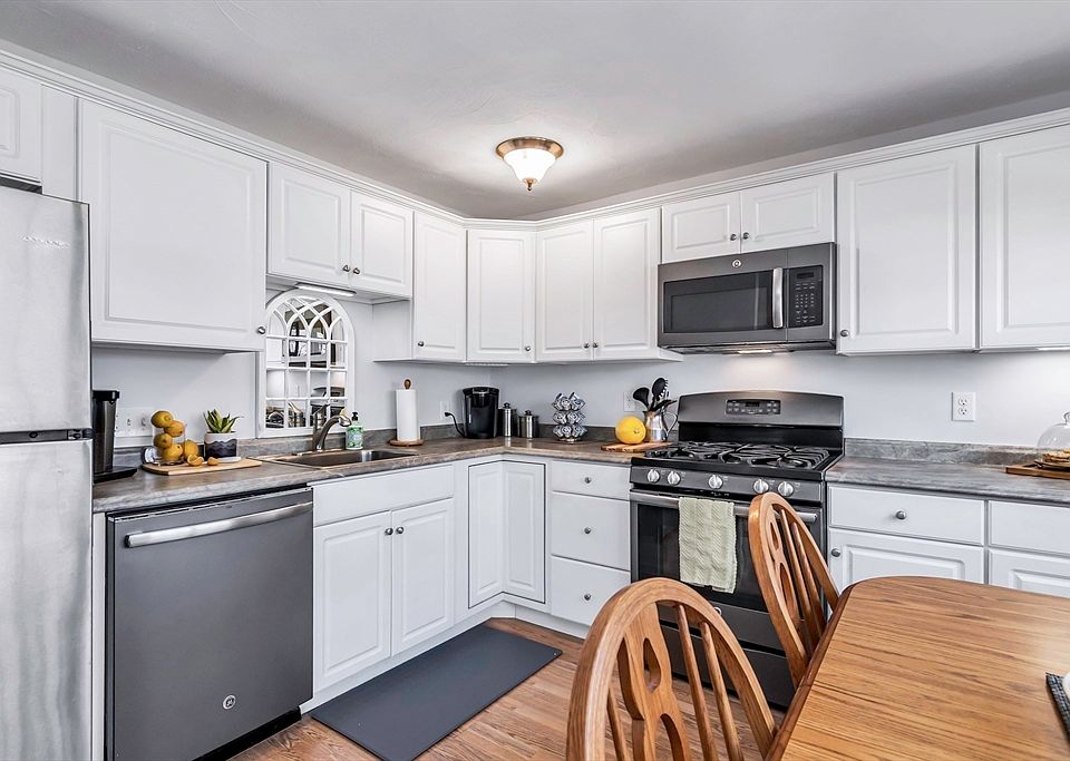1st image of 60 Edgelawn Ave APT 3