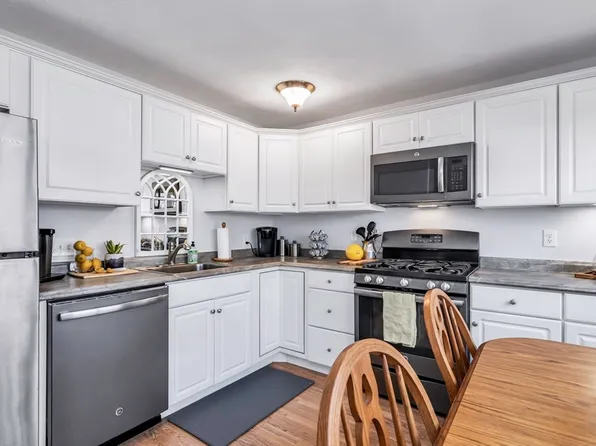 60 Edgelawn Ave APT 3, North Andover, MA 01845