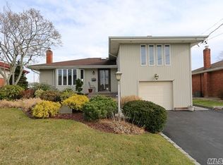 2825 Harbor Rd, Merrick, NY 11566