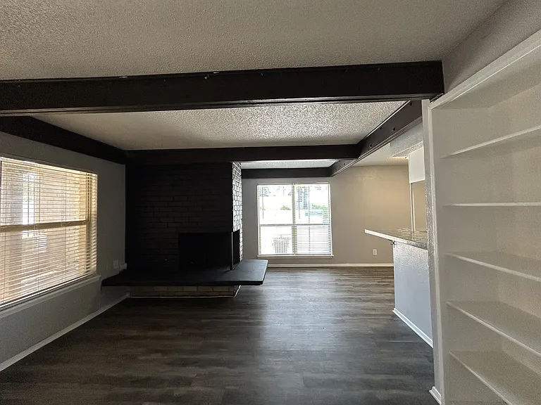 El Jardin Apartments — Photo 5