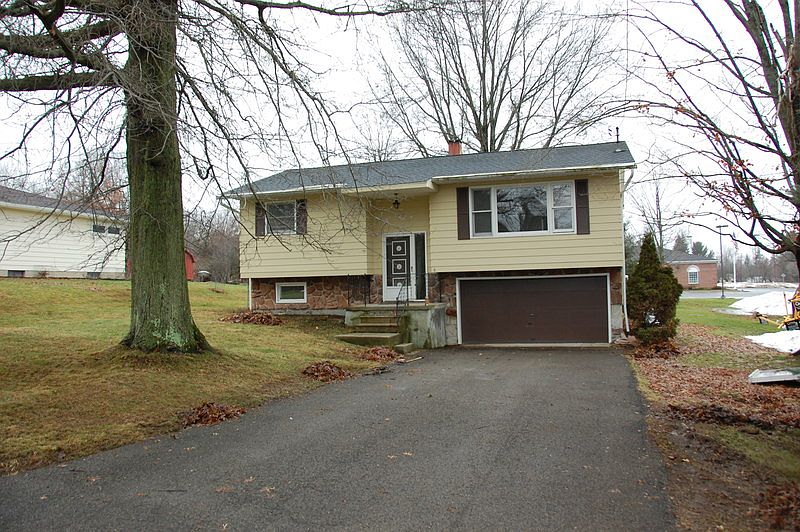 1st image of 6 Cherry Ln