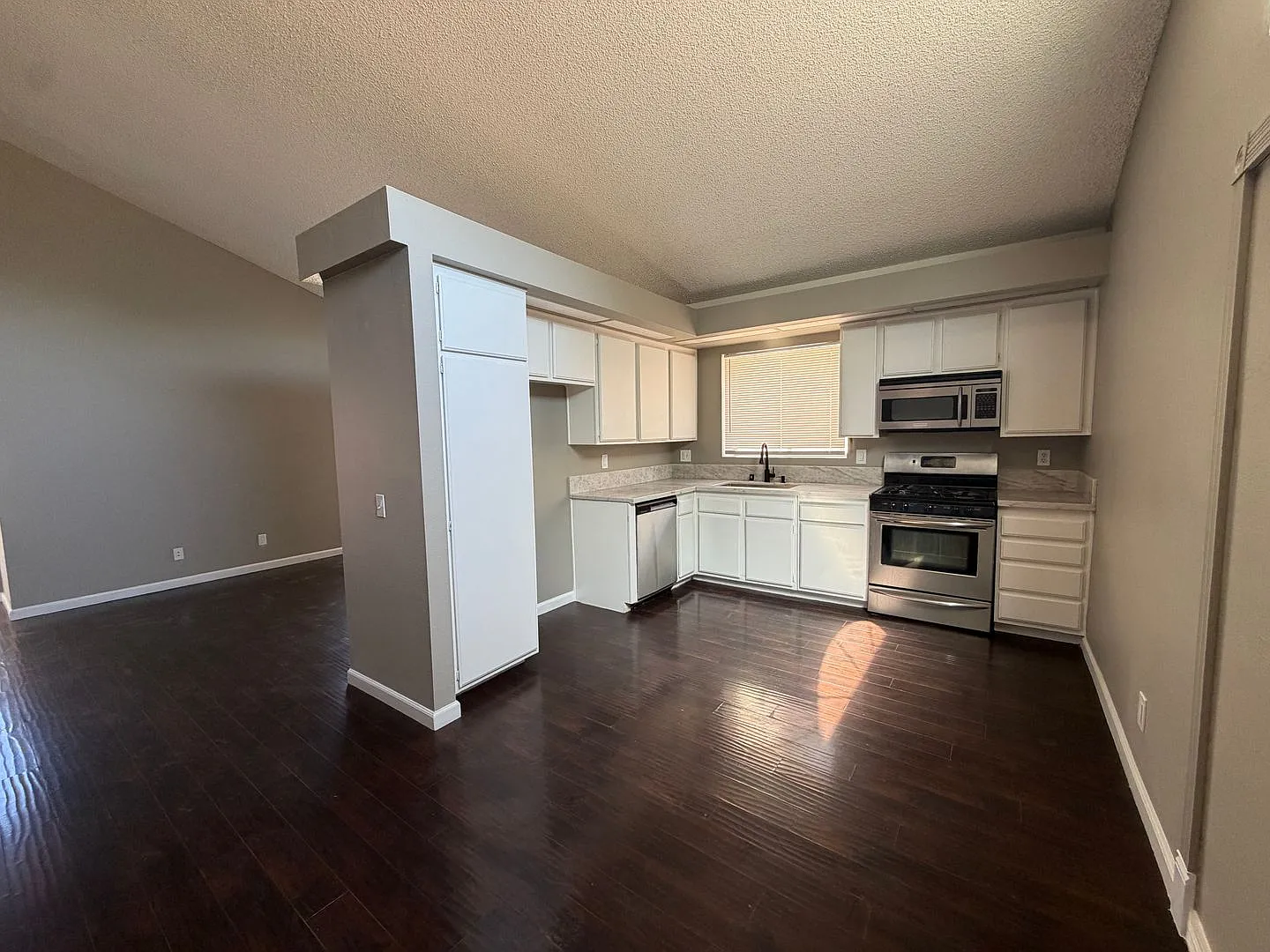 4937 Sunburst — Photo 3