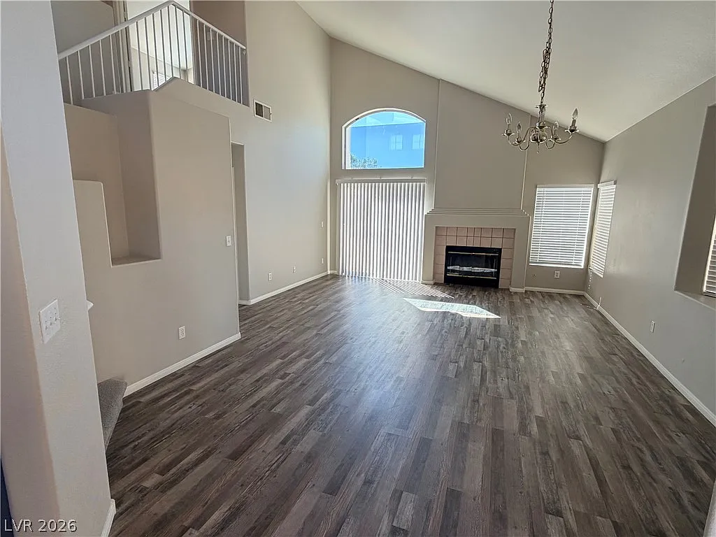 3 bed, 3.0 bath, 1427 sqft, $2,050 — Photo 2
