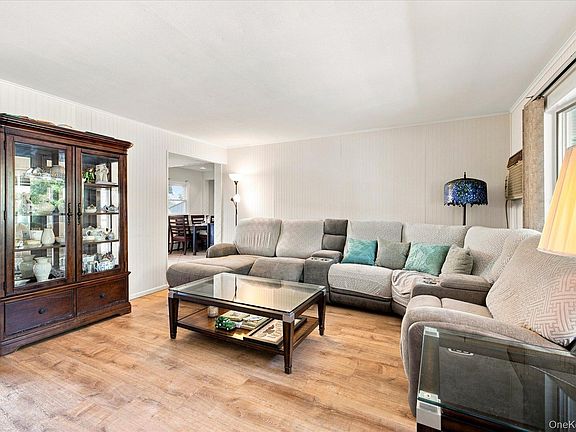 5th image of 1582 Bellmore Road