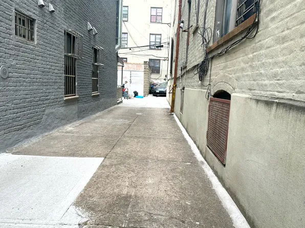 559 51st Street image 3 of 11