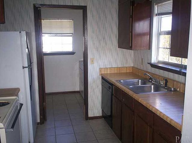 2nd image of 3232 Redwood Ln APT B