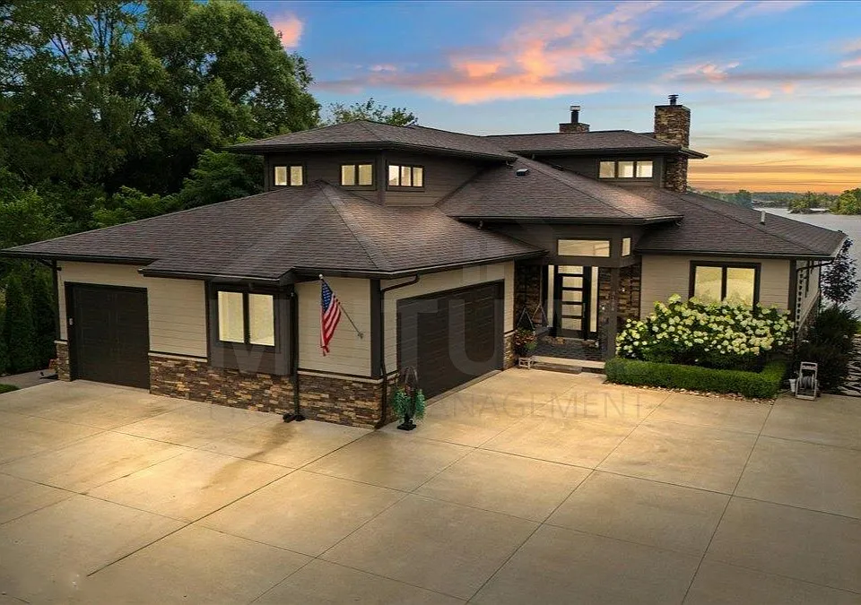8184 Woodland Shore Dr