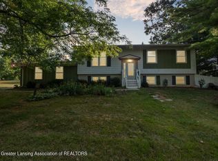 6370 Royal Oak Dr, Haslett, MI 48840