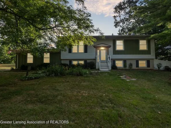 6370 Royal Oak Dr, Haslett, MI 48840