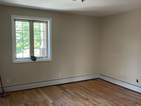 3rd image of 709 Clarence Ave #2