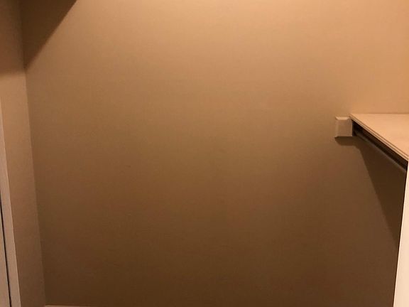 WALK IN CLOSET MASTER BEDROOM