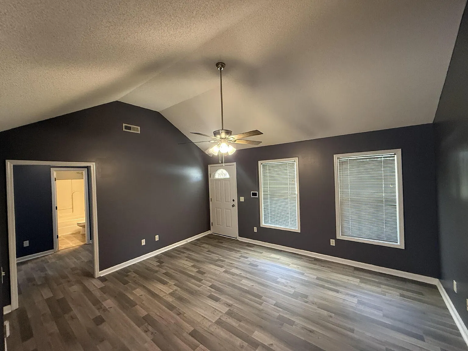 3 bed, 2.0 bath, 1455 sqft, $1,700 — Photo 4