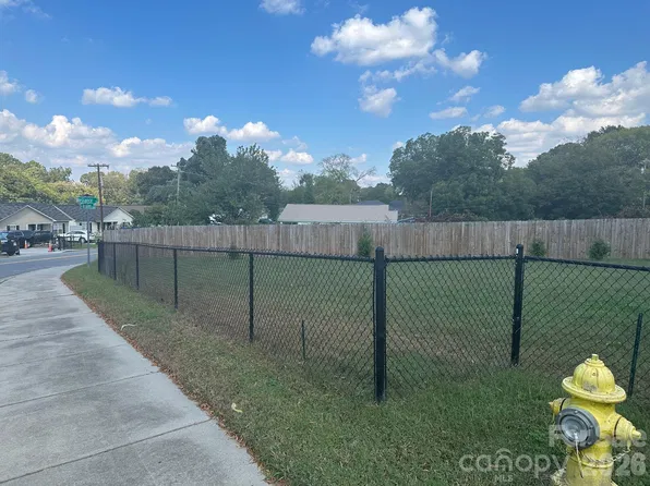 821 S Hoskins Rd, Charlotte, NC 28208