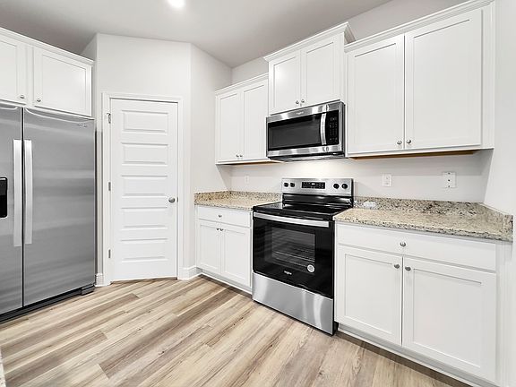 5th image of 512 Vermilion Cir