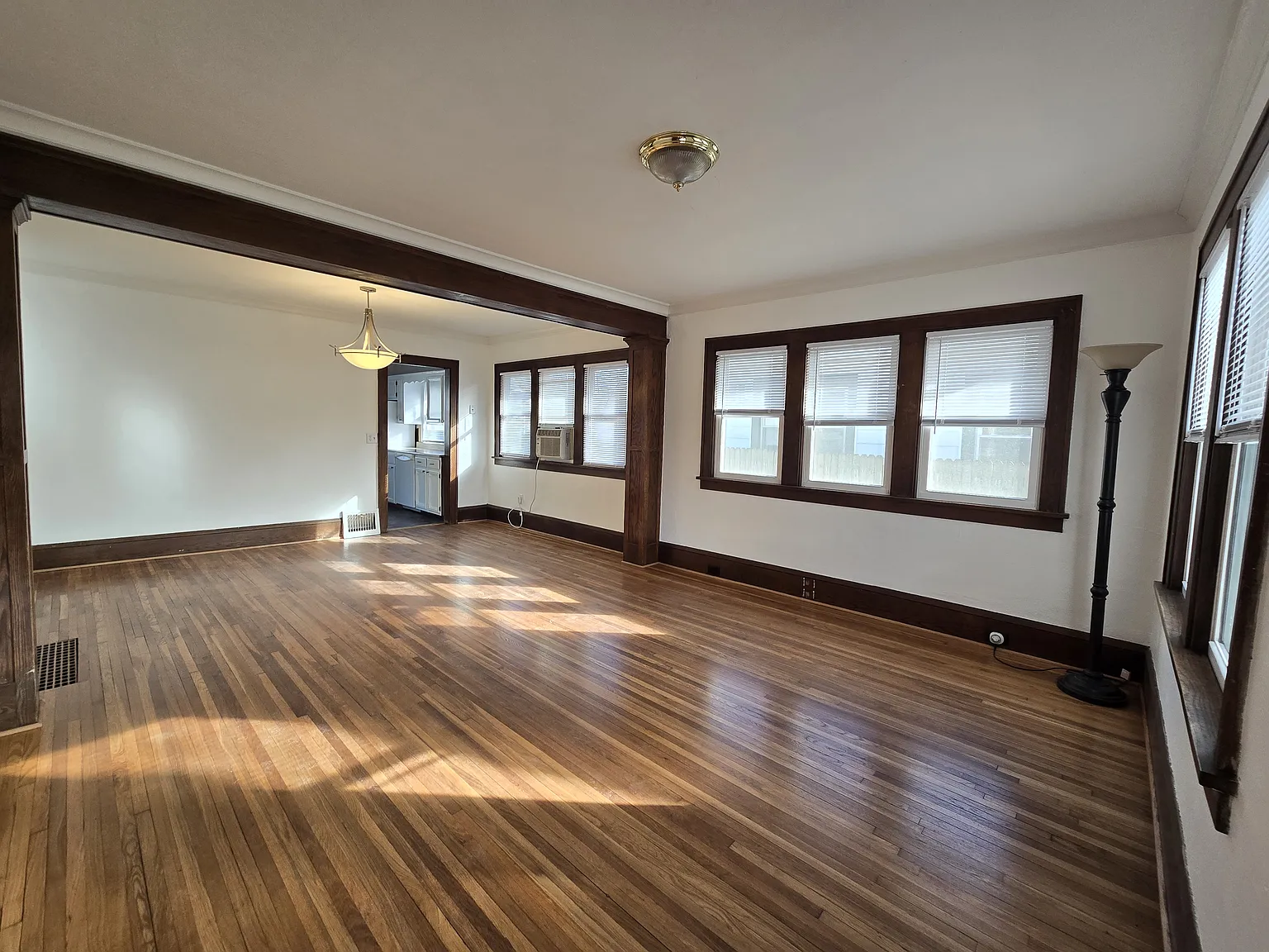 2 bed, 825 sqft, $2,100 — Photo 2