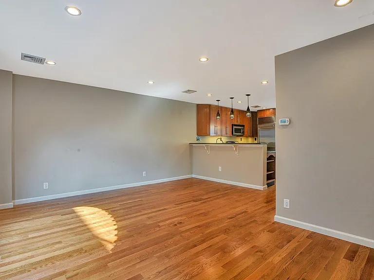 531 Court St — Photo 2