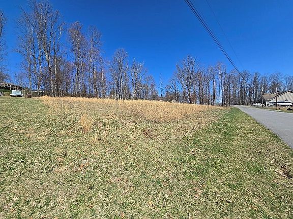 4th image of 135 Riverview Ln