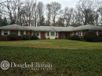 2 Pond Pl, Oyster Bay, NY, 11771